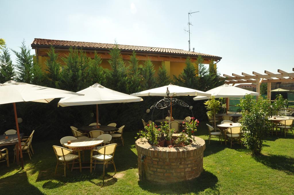 Osteria E Locanda Del Viaggiatore Russi Exteriér fotografie